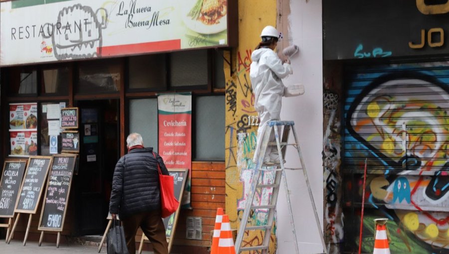 «Proyecto Arcoíris» inicia su fase 2: pintarán 2.640 metros lineales en fachadas de calles Independencia y Victoria de Valparaíso