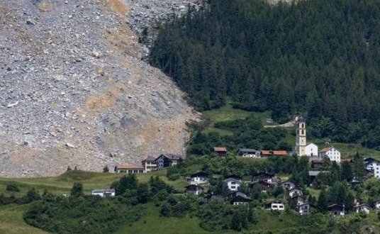 Enorme avalancha de rocas se detuvo justo antes de impactar contra un pequeño pueblo de Suiza