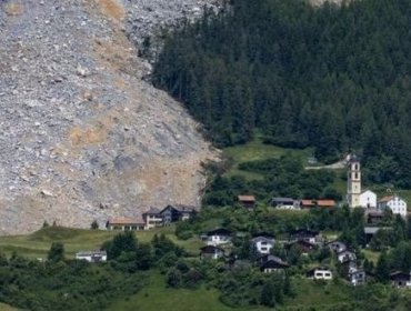 Enorme avalancha de rocas se detuvo justo antes de impactar contra un pequeño pueblo de Suiza