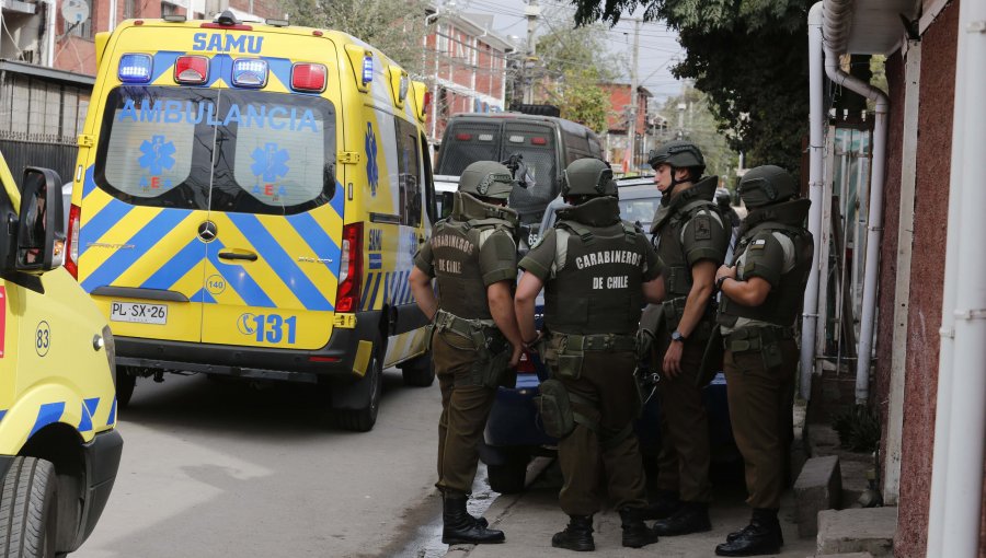 Carabinero resulta herido de gravedad tras colisionar su moto con una camioneta cuando acudía a procedimiento en Santiago