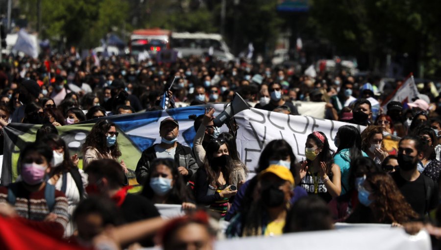 "Un signo importante" y "con razón tienen pocos afiliados": Las reacciones de parlamentarios al paro anunciado por el Colegio de Profesores