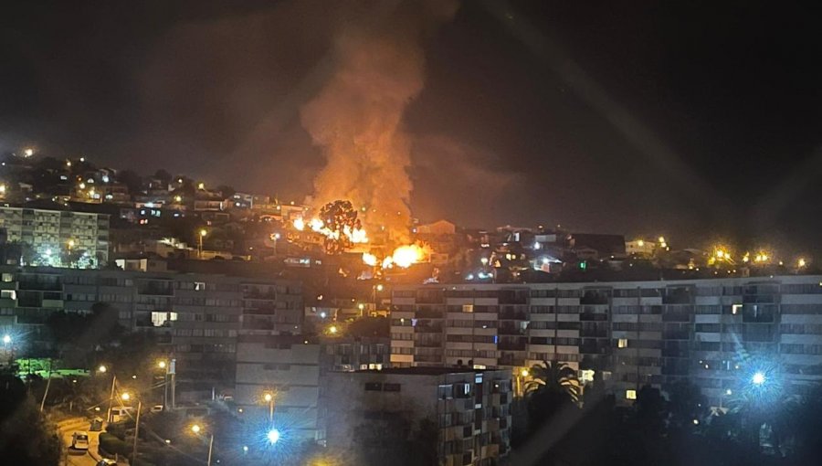 Incendio consume 10 viviendas y deja a 20 personas damnificadas en Viña del Mar y Valparaíso