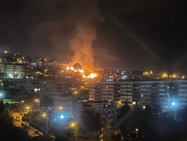 Incendio consume 10 viviendas y deja a 20 personas damnificadas en Viña del Mar y Valparaíso