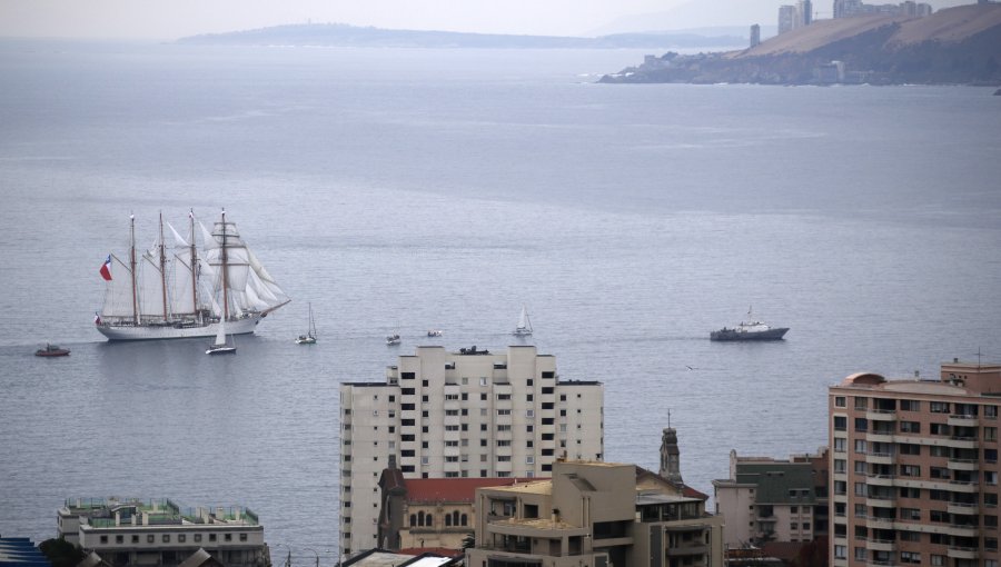 Las postales que dejó el zarpe del Buque Escuela Esmeralda en Valparaíso