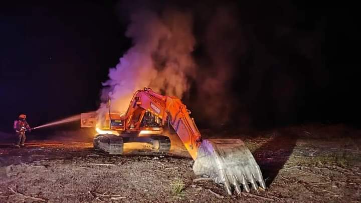 Nuevo ataque incendiario en La Araucanía destruyó una excavadora entre Cunco y Melipeuco