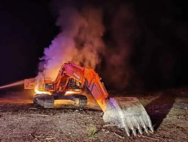 Nuevo ataque incendiario en La Araucanía destruyó una excavadora entre Cunco y Melipeuco