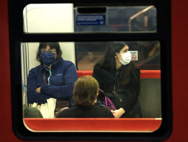 Salud y Transportes reparten mascarillas en Metro y buses por virus respiratorios: Su uso no es obligatorio
