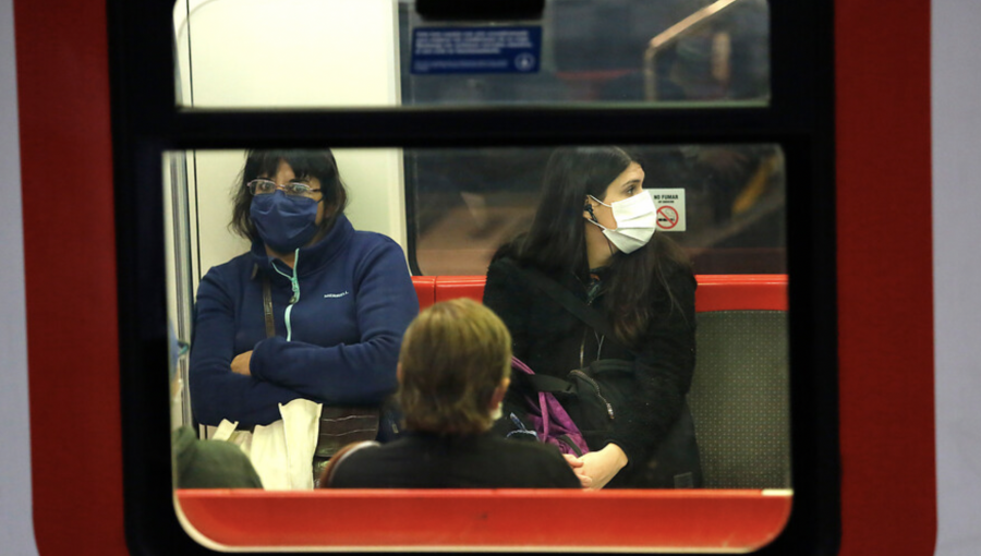 Salud y Transportes reparten mascarillas en Metro y buses por virus respiratorios: Su uso no es obligatorio
