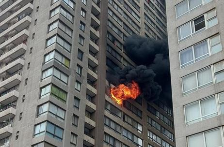 Dos departamentos destruidos dejó incendio en Santiago: cerca de 200 personas fueron evacuadas