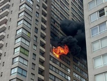 Dos departamentos destruidos dejó incendio en Santiago: cerca de 200 personas fueron evacuadas