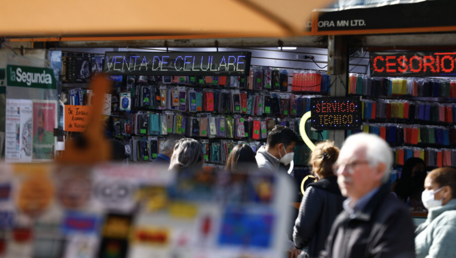 Cuatro personas terminan detenidas por venta de accesorios falsificados en operativo realizado en Santiago Centro