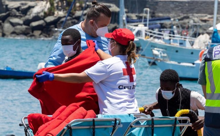 Al menos 30 migrantes pueden haber muerto en el hundimiento de un barco frente a las Islas Canarias