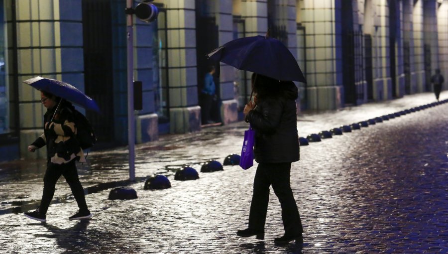 Más de 30 mil clientes están sin energía eléctrica por lluvias en la región Metropolitana