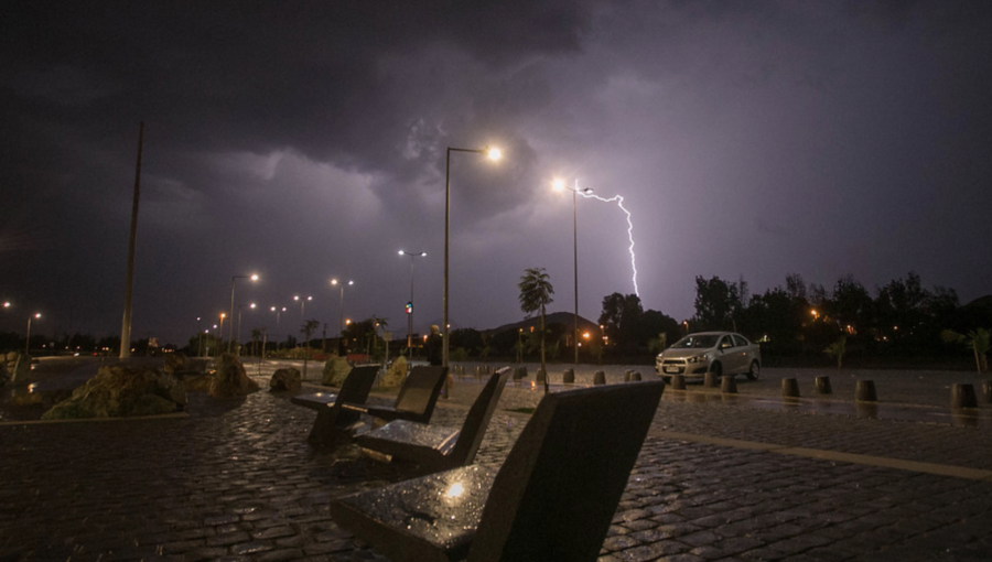 Dirección Meteorológica emite alerta por tormentas eléctricas para 10 regiones del país