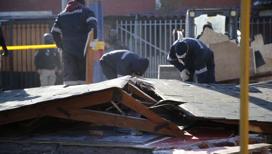 Demuelen "mausoleo narco" en plaza de Quilicura: Tenía quincho con conexión eléctrica para realizar asados