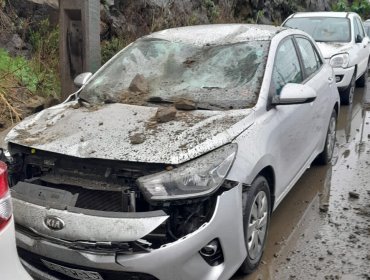Vehículos estacionados resultaron con diversos daños tras deslizamiento de tierra y rocas en Valparaíso
