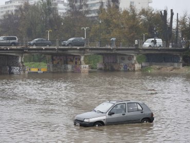 Vehículos quedan atrapados en el estero Marga Marga de Viña del Mar tras aumento de caudal debido a las precipitaciones