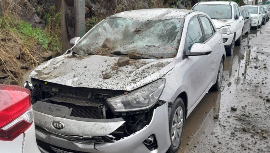 Vehículos estacionados resultaron con diversos daños tras deslizamiento de tierra y rocas en Valparaíso