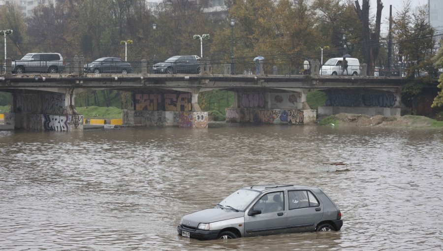 Vehículos quedan atrapados en el estero Marga Marga de Viña del Mar tras aumento de caudal debido a las precipitaciones