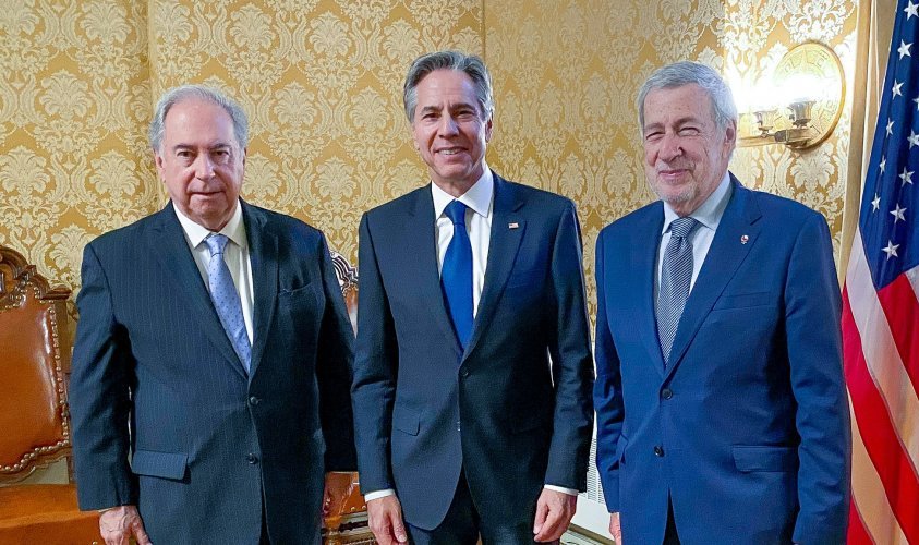 Canciller se reunió con secretario de Estado de EE.UU. para abordar la continuidad de Chile en el programa Visa Waiver