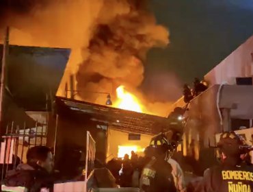 Incendio consumió bodega de una fábrica textil en Macul: siete bomberos lesionados