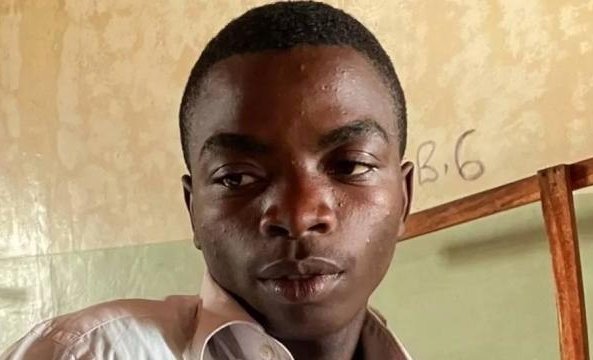 "Me cubrí con sangre para sobrevivir": El relato de dos estudiantes de la escuela donde un ataque dejó 40 muertos en Uganda