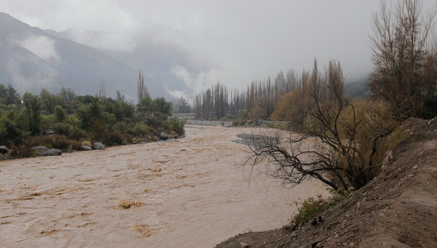 Gobierno llamó a abastecerse ante posible corte de agua para este sábado en 34 comunas de la región Metropolitana