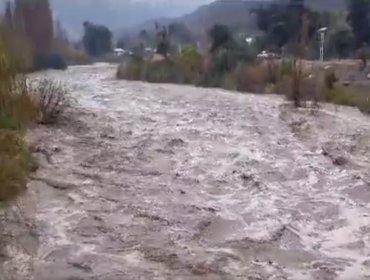 Desborde del río Aconcagua deja al menos tres viviendas inundadas en sector Chacayes de Los Andes