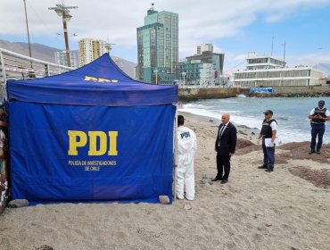 Encuentran cadáver de un hombre flotando en playa Bellavista de Iquique: Tenía amarras en sus pies y cuello