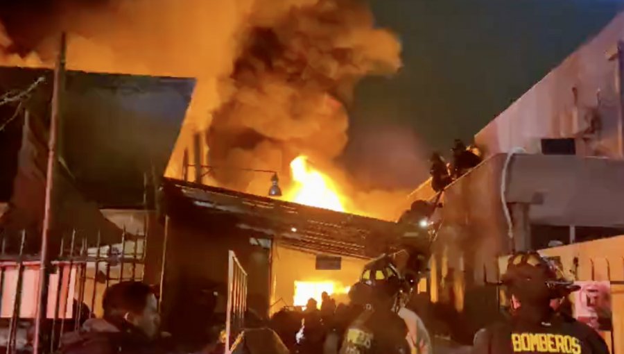 Incendio consumió bodega de una fábrica textil en Macul: siete bomberos lesionados