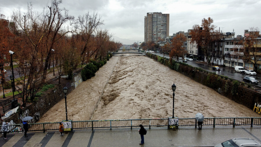 Anuncian corte de Ruta 68 hacia la costa debido a riesgo de desborde del Río Mapocho