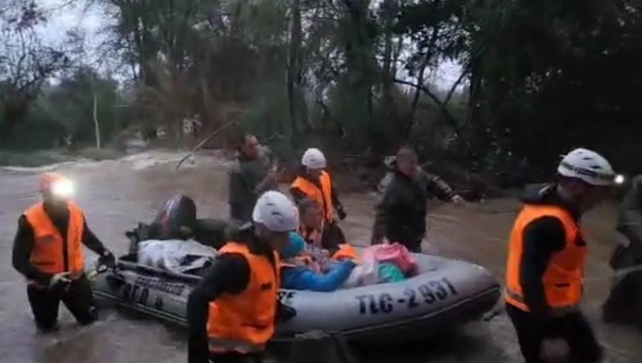 Carabineros evacuó a familia que se encontraba aislada en el río Perquilauquén por crecida del caudal