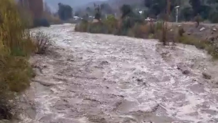 Desborde del río Aconcagua deja al menos tres viviendas inundadas en sector Chacayes de Los Andes