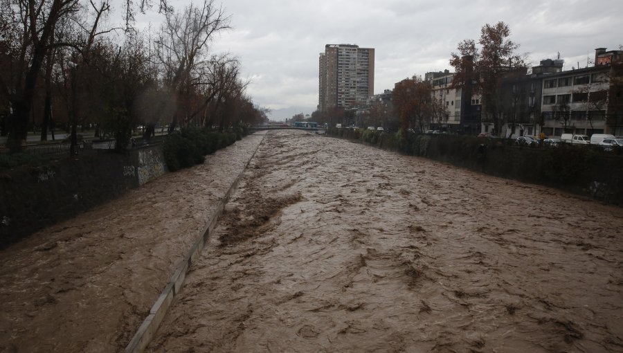 Evalúan la posibilidad de cerrar completamente el tránsito en la ruta 68 si no baja caudal del río Mapocho