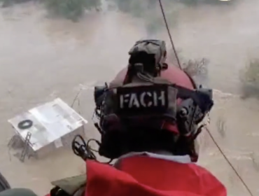 Helicóptero de la FACh logra exitoso rescate de 10 personas aisladas en La Palmilla