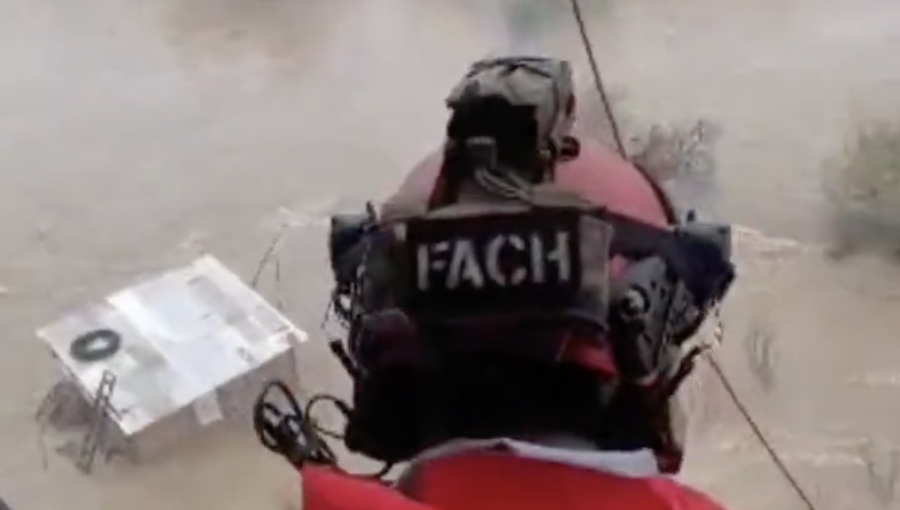 Helicóptero de la FACh logra exitoso rescate de 10 personas aisladas en La Palmilla
