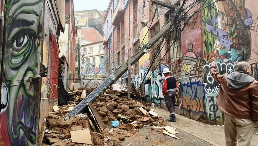 "Saturación por agua" habría provocado el desplome de fachada que terminó derribando seis postes en Valparaíso