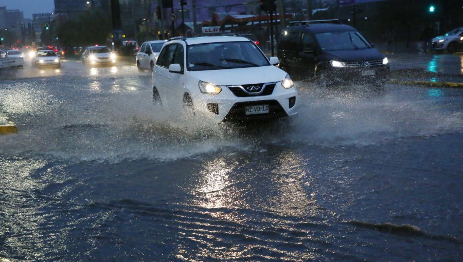 Sólo 130 mil automóviles han salido de la región Metropolitana este fin de semana largo: proyección hablaba de 300 mil