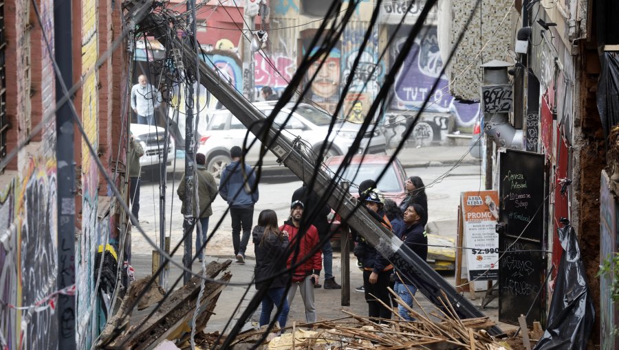 Desplome de una fachada derriba seis postes y deja a más de un centenar de clientes sin luz en el cerro Concepción de Valparaíso