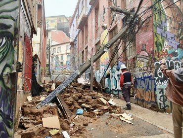 "Saturación por agua" habría provocado el desplome de fachada que terminó derribando seis postes en Valparaíso