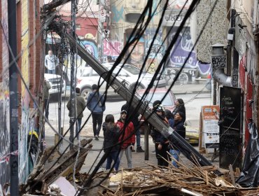 Desplome de una fachada derriba seis postes y deja a más de un centenar de clientes sin luz en el cerro Concepción de Valparaíso