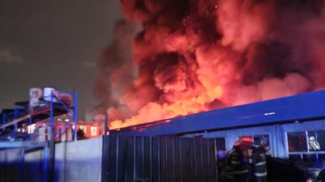 Gigantesco incendio consume bodegas en Macul: Humo se puede ver desde distintos puntos de la capital