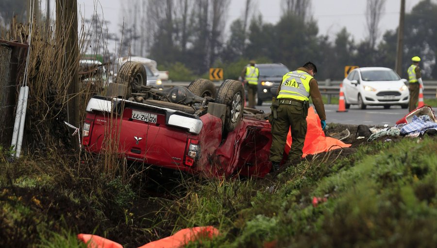 Ocho muertos deja doble volcamiento en Ruta 5 Sur a la altura de San Javier