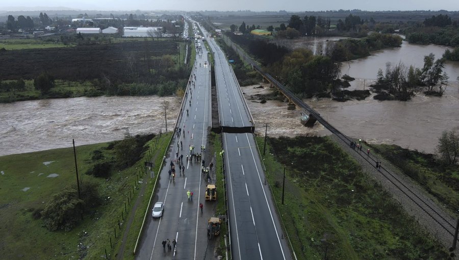 Este lunes esperan dejar habilitado puente en río Lircay y volver a darle conectividad a Ruta 5 Sur