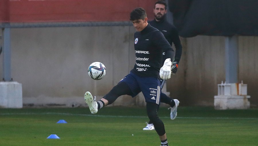 Norwich anunció contratación de joven arquero chileno Vicente Reyes