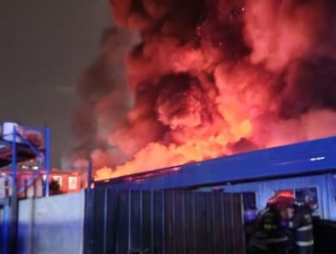 Gigantesco incendio consume bodegas en Macul: Humo se puede ver desde distintos puntos de la capital