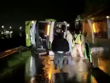 Volcamiento de bus deja al menos 15 pasajeros lesionados en la ruta 5 Sur de San Javier