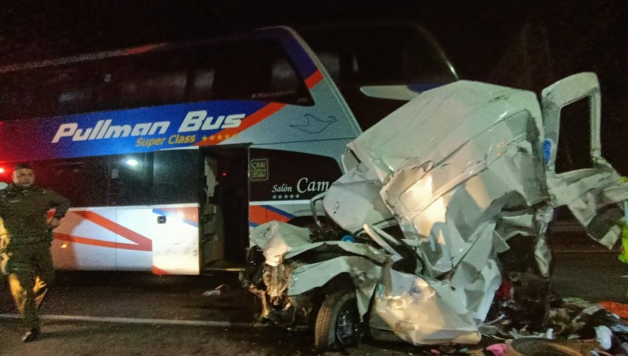 Un fallecido deja choque de un bus contra dos vehículos en la ruta 5 Sur de Paine