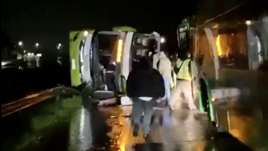 Volcamiento de bus deja al menos 15 pasajeros lesionados en la ruta 5 Sur de San Javier