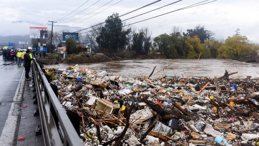 Autoridades apuntaron al "negocio ilegal de la basura" ante desborde del río Mapocho durante sistema frontal